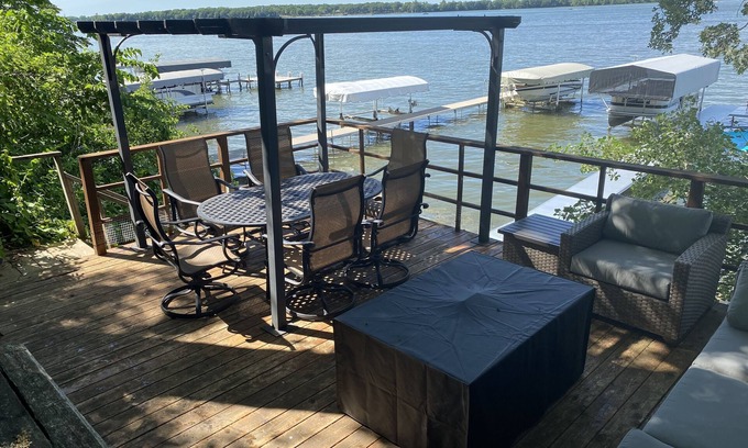 Ventura House | Snuggle up at The Cozy Cove!