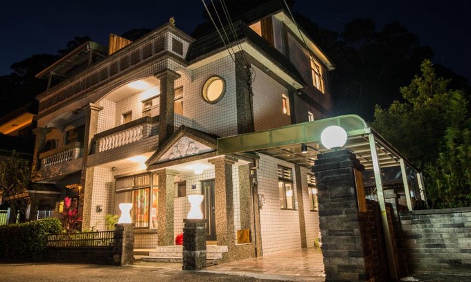 Sanyi House | So Art Guesthouse 旅人藝棧民宿