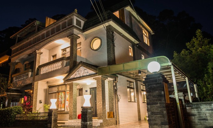 Sanyi House | So Art Guesthouse & Hostel