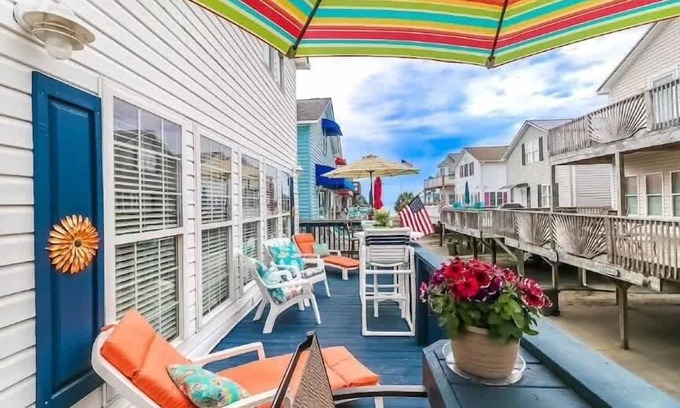 Surfside Beach House | Soak in the salty breeze on the awesome deck with a great ocean view! Site 920