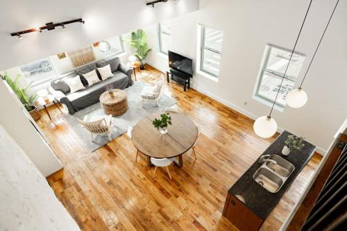 Pendleton Apartment | Soaring 2BR Parkside Loft Walkable to it All