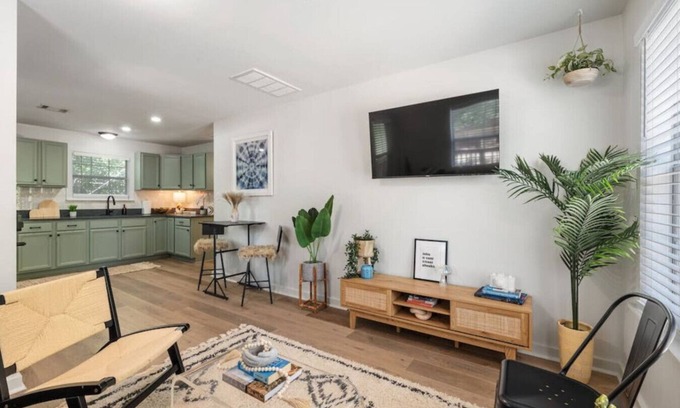 South Congress House | SoCo BoHo Bungalow 2 | Sleeps 4