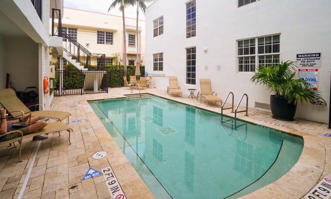South Pointe Condo | SOFI Easy Walk to Beach, Grill, Pool & More!