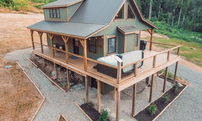 South Bloomingville Apartment | Sonder Ridge, Secluded Cabin w/hot tub, fire pit, fast WIFI, close to hikes in Hocking Hills