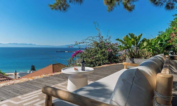 Redhill House | SongBird in Simon's Town + Outdoor Bath & Sea View