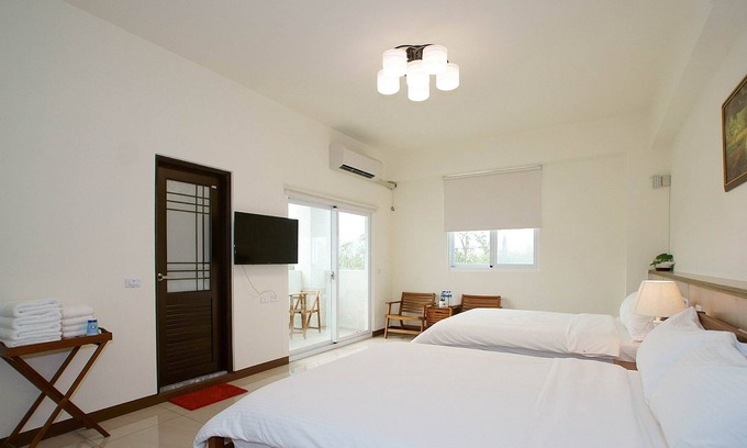 Taitung Bed & Breakfast | Songhe Homestay -- He Room for 4 -- New Elevator Villa, Mountain View