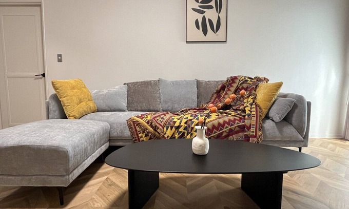 Xinyi Apartment | Songshan 204- Spacious Family Stay Near Raohe Night Market – 4B2B