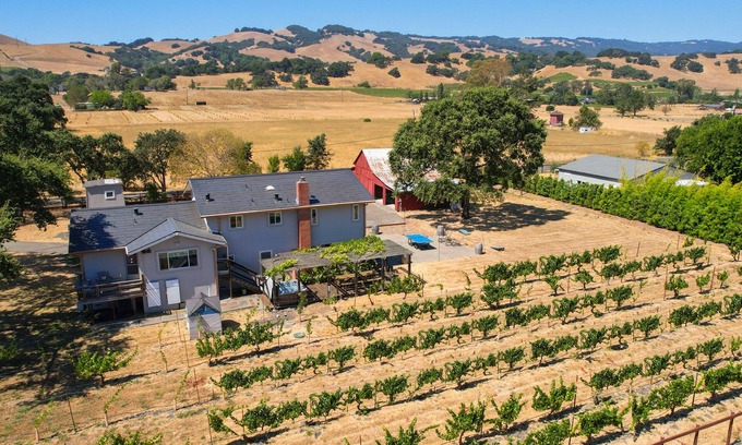 Sonoma House | Sonoma Vineyard Escape - Family home w/Hot Tub