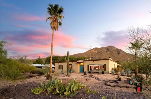 Cave Creek House | Sonoran Desert Getaway with Cowboy Tub