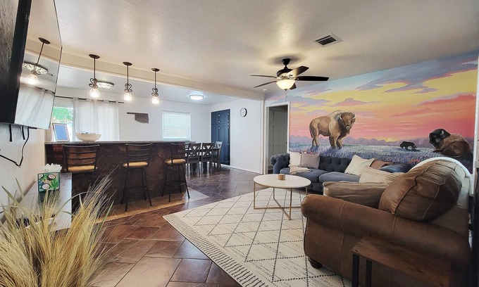 Norman House | Sooner Sunrise- 1.3 miles to OU with hot tub!
