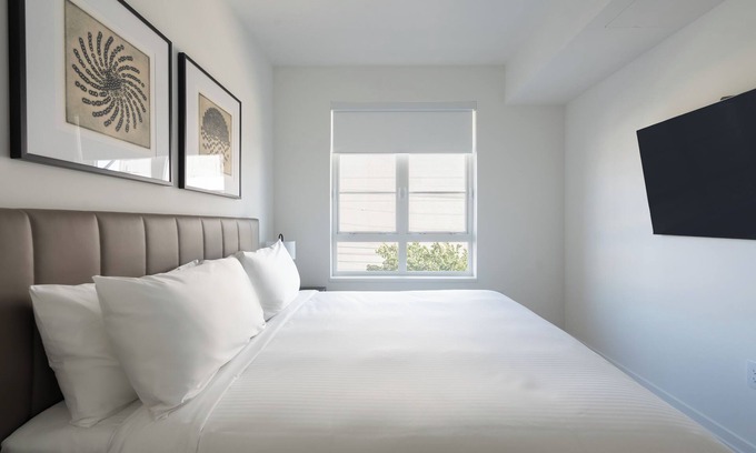 Downtown Los Angeles Apartment | Sophisticated Jr 2-bedroom apartment with full kitchen in lively Los Angeles