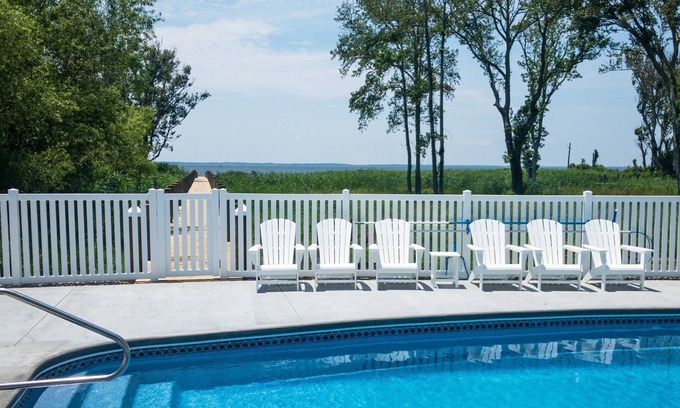 Currituck County House | SOUNDFRONT with Private Pier! Private Pool, Dogs ok!