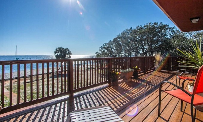 Gulf Breeze House | Soundside Cove Beach Retreat, Waterfront!