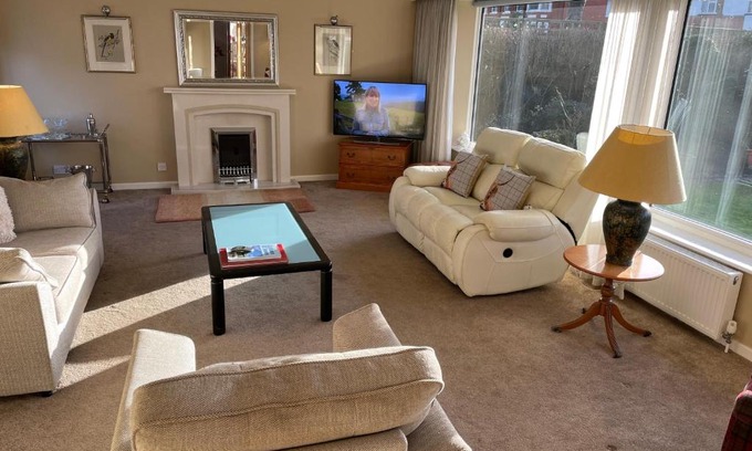 Lytham St. Anne's House | 'Sounion' - Fabulous, spacious modern house with large private garden in Leafy Lytham