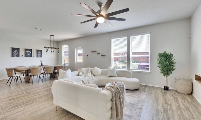 Buda House | South Austin Boho House 4BR, 2.5BA +SPA, Pool and lazy river