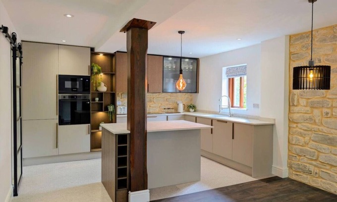 New Forest District Apartment | South Coast Holiday Home-River View-2 Bed-Parking