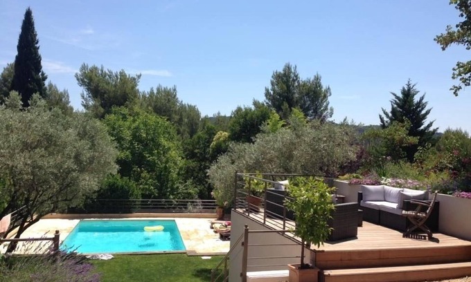 Sud House | South-facing Aix en Provence house, shady enclosed garden, swimming pool, view, very quiet.