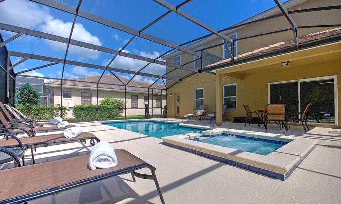 Calabria Villa | South Facing Pool/Spa, 8 Mins To Disney, 5 Beds Luxury/Spacious, Not overlooked