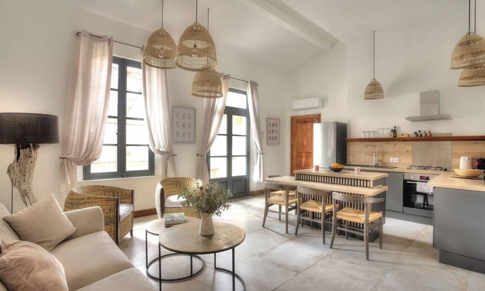Arles City Centre Apartment | South-facing suite with terrace in town center