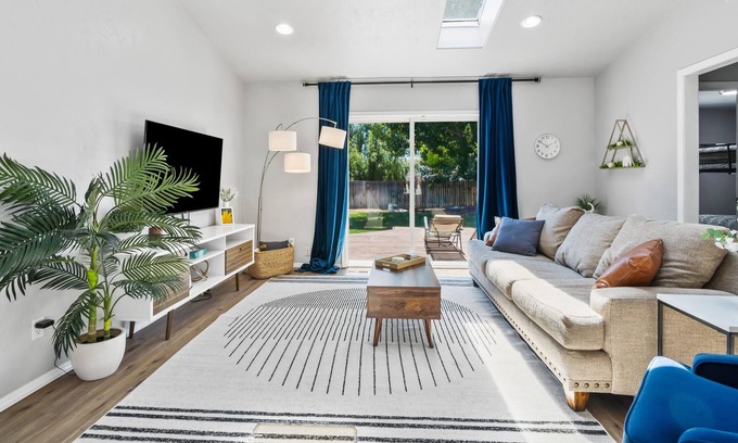 Nampa House | South Nampa, Large yard, BBQ, Skylights, Sleeps 10
