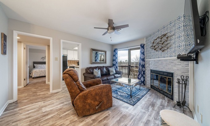 Lake Hamilton Condo | South Shore Updated 2 Bdrm! Gameroom/Indoor Hot tub! Super Amenities! Sleeps 8!