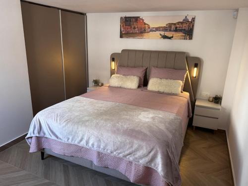 Glyfada Apartment | South side apartment with terrace