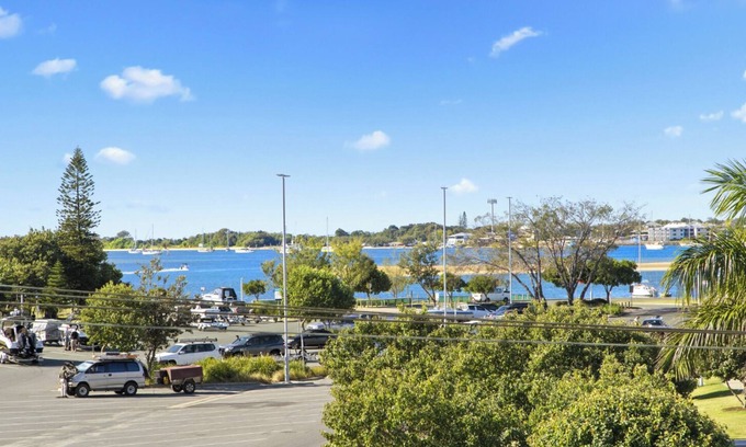 Southport Apartment | Southport Executive Broadwater Apartment