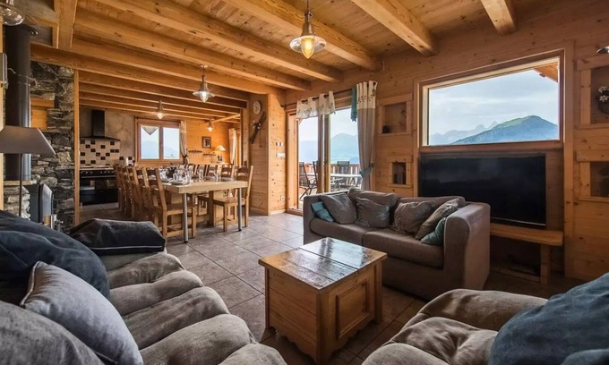 Villarembert Ski Chalet | Spacious chalet apartment with Jacuzzi