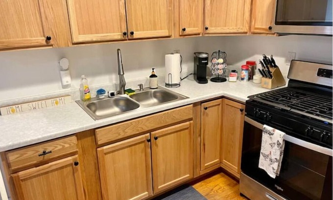 Poughkeepsie Villa | Spacious 1 BR Unit w/Washer-Dryer and Parking