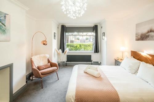 Wanstead House | Spacious 1BR Flat in Wanstead: Garden & Comfort
