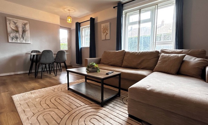 Southall Broadway Apartment | Spacious 2 Bed in Southall near Heathrow Airport with Free WiFi