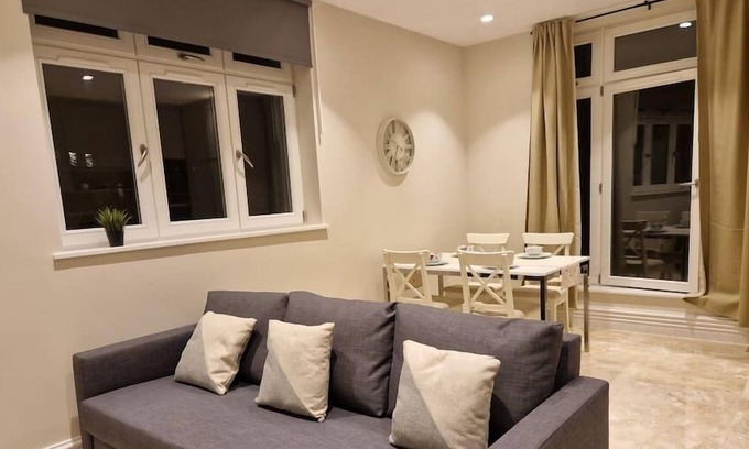 Hendon Apartment | Spacious 2 Bedroom w/ Balcony in Hendon