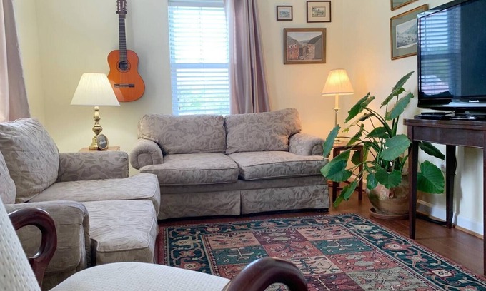 Bolivar Apartment | Spacious 2 bedroom, 2 bath, full kitchen, centrally located