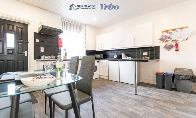 Manchester House | Spacious 2 Bedroom Manchester Home | Ideal for Contractors & Families