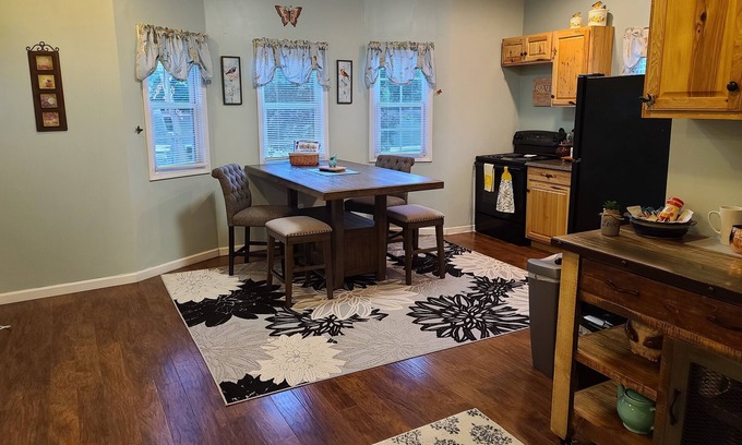 Perry Apartment | Spacious 2 Bedroom Loft w/ Full Kitchen & Full Bath