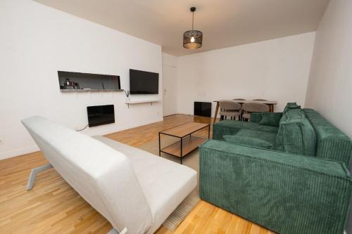 Montevrain Apartment | Spacious 2 bedrooms,4-8 people ,12mn Disney ,Free Private Parking , balcony