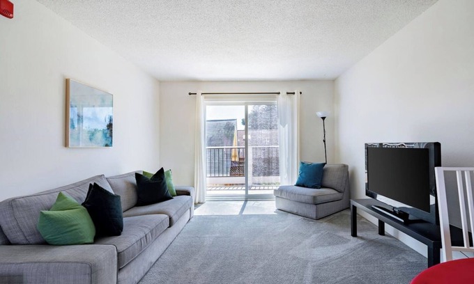 Central Berkeley Apartment | Spacious 2BR/2BA Apt Nr UC Berkeley W/Free Parking