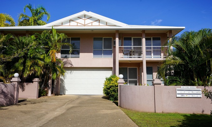 North Ward Apartment | Spacious 2BRM Apartment, Short Walk To The Strand!