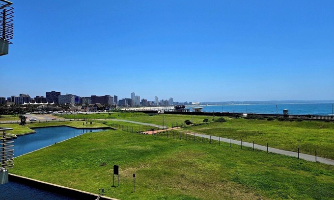 Durban Point Apartment | Spacious 3-bedroom apartment with WiFi, AC in marvelous Durban 6 sleeper