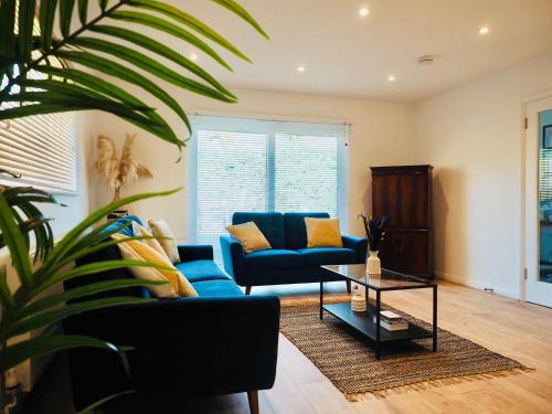 Rushmoor District Apartment | Spacious 3 bedroom Home w Parking in Farnborough