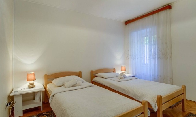 Veli Losinj Apartment | Spacious 3-Bedroom apartment for 6