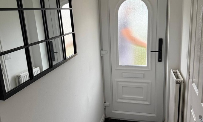 Liverpool House | Spacious 3 Bedroom Semi detached house 2miles from Crosby Beach, ensuite, WC