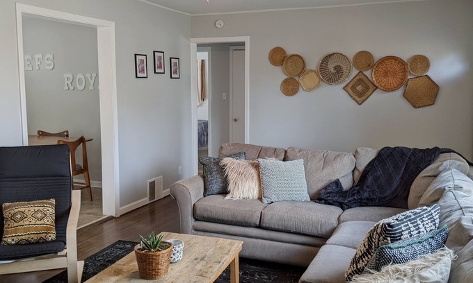 Independence House | Spacious 3 bedroom Home- 5 Minutes From the Stadiums!