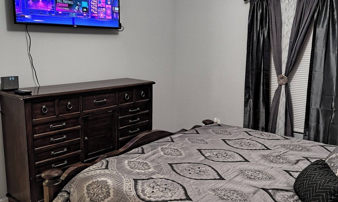 Hyde Park Apartment | Spacious 3-bedroom Condo in centralized Jacksonville location with WiFi, AC, etc