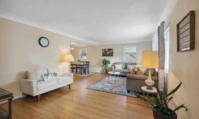 Ottawa House | Spacious 3Bd-PoolTable, Office, Deck-Pets OK. 1 mile from University of Toledo.