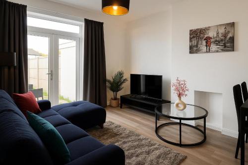 Merton Apartment | Spacious 3Bedroom Duplex in London with free Parking & private Garden contractors