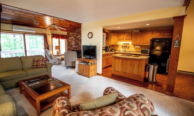 North Conway Condo | Spacious 3BR - 5 mins to Echo Lake & Storyland - Comfy & perfect for Families!