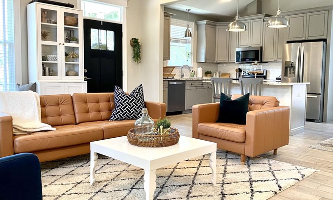 Old Town House | Spacious 3BR Getaway - Walkable to Downtown + Close to FSU & FAMU