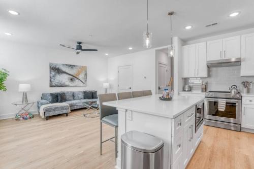 Wesley Heights Apartment | Spacious 3BR Home Oasis on Grandin Road