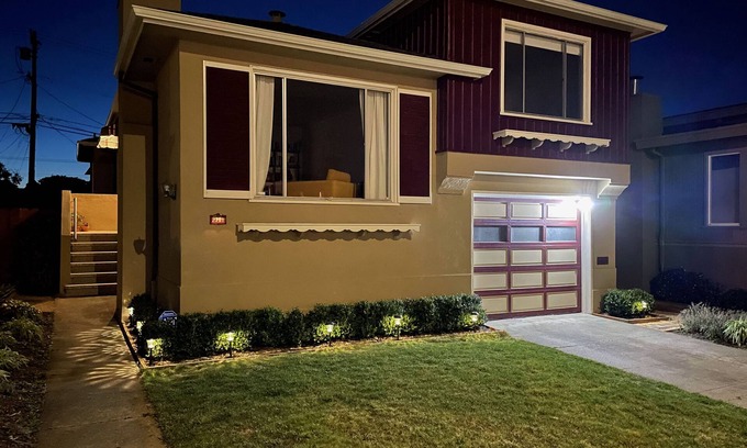 Parkside House | Spacious 3br home with yard, deck & sunset views ·